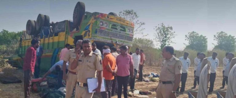 बोअरवेल साहित्याचा ट्रक उलटला, कामगाराचा दबून मृत्यू – तिघे जखमी 