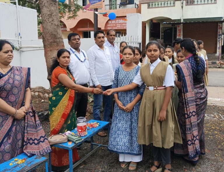 प्रताप माध्यमिक विद्यालयात विद्यार्थ्यांचा प्रवेशोत्सव साजरा