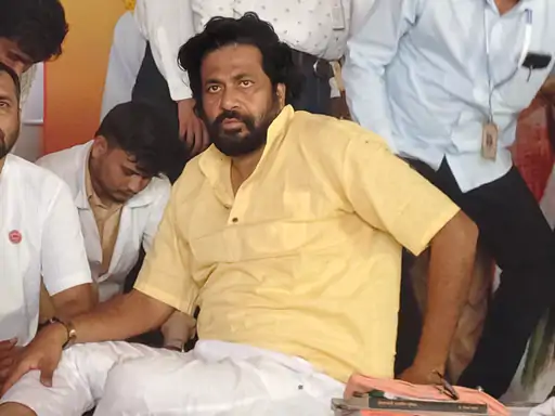 न्यायालयाने बच्चू कडू यांना अध्यक्ष व संचालक या दोन्ही पदांसाठी अपात्र ठरविले