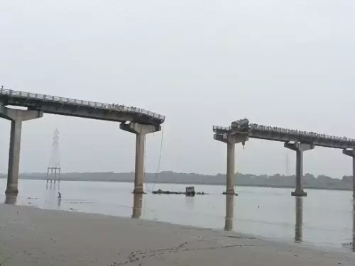 गुजरातेत पूल कोसळला, 9 जणांचा मृत्यू, 8 जणांना वाचवले