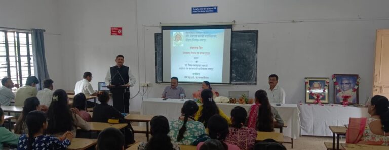 बॅरि. शेषराव वानखेडे महाविद्यालय, मोहपा येथे ग्रथंपाल दिवस उत्साहात साजरा