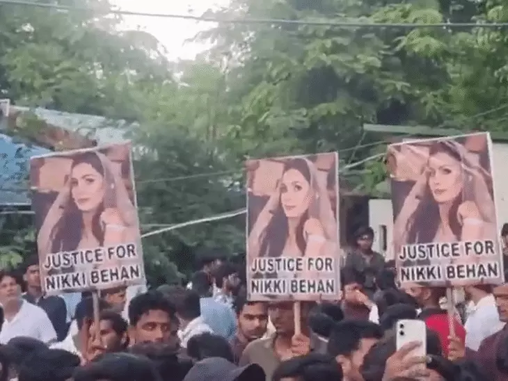 नोएडामध्ये पत्नीला जिवंत जाळले
