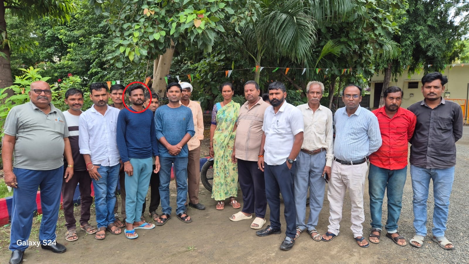 मृत सोनालीचे वडील संदिप मरसकोल्हे (लाल वर्तूळातील) परिसरातील नागरिक व सामाजिक कार्यकर्ते