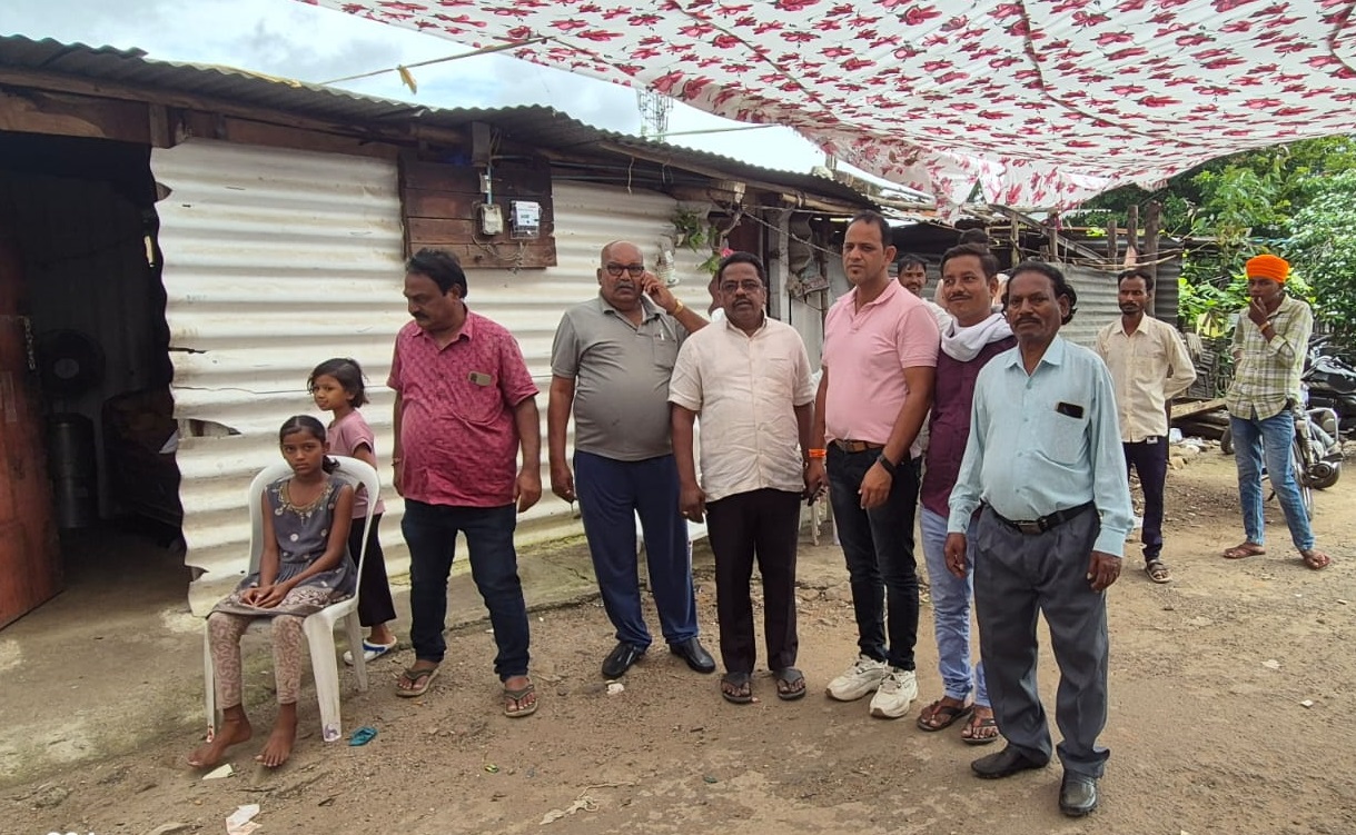 खुर्चीवर बसलेली मृत सोनालीची लहान बहिण वैष्णवी वय वर्ष 9, मागे तीचे किरायाचे घर