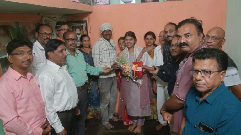 कारंजा घाडगे येथील ‘गायत्री वाडकर’ एम फॉर्म मध्ये नागपूर  विद्यापीठातून  प्रथम