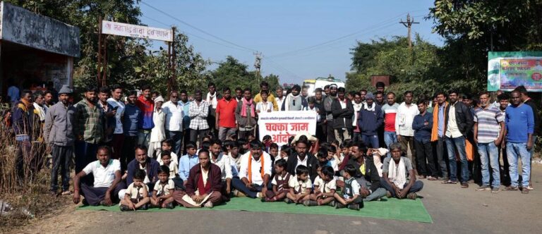 पुलाच्या बांधकामासाठी विद्यार्थ्यांचा व नागरिकांचा चक्काजाम; सहा तास वाहतूक ठप्प