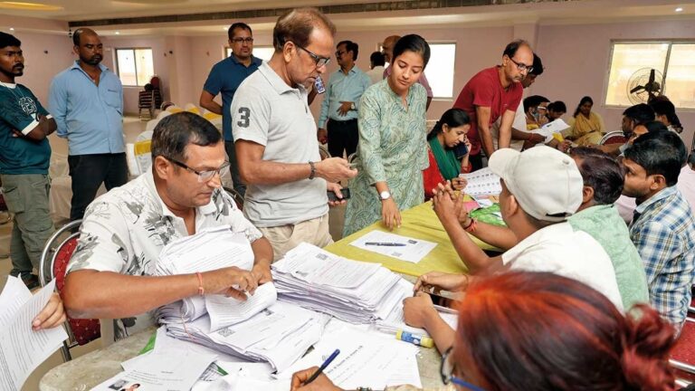 सुप्रीम कोर्टाचा स्पष्ट आदेश : सरकारी कर्मचाऱ्यांना SIR ड्यूटी अनिवार्य