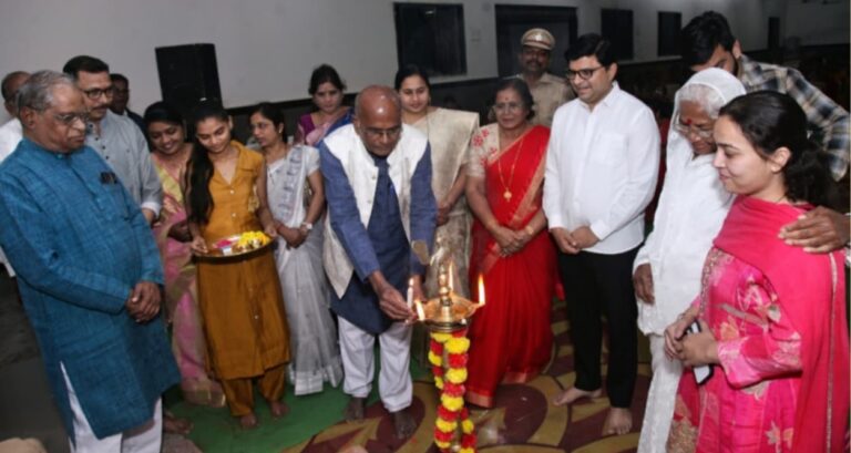 Karanja : घरकाम करणाऱ्या १०१ सावित्रीच्या लेकींचा साडी-चोळी देऊन सन्मान