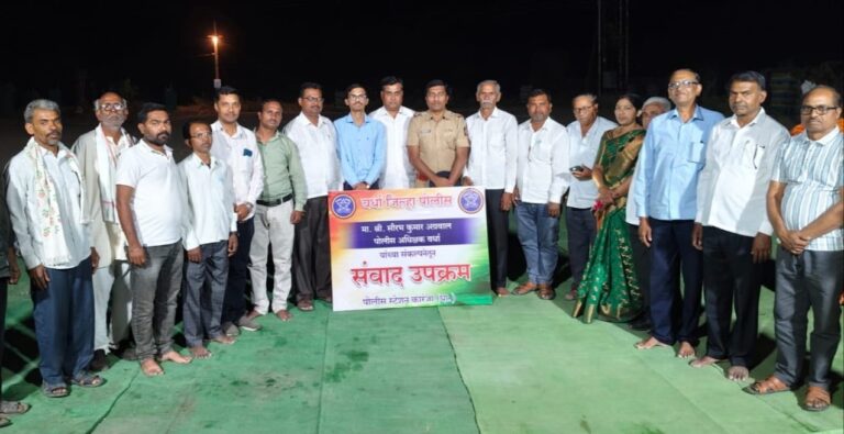 ठाणेगावात पोलिसांचा संवाद उपक्रम; जनजागृतीसह UPSC यशस्वी विद्यार्थ्याचा सत्कार