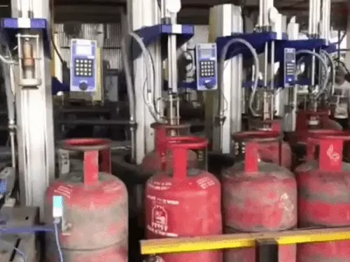 LPG : घरगुती एलपीजी सिलेंडर ₹ 29 ने महाग