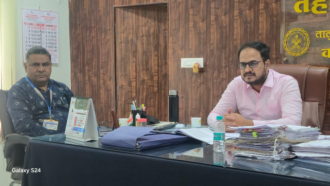 तहसीलदार विकास बिक्कड आणि सहाय्यक निबंधक मिलिंद भालेराव