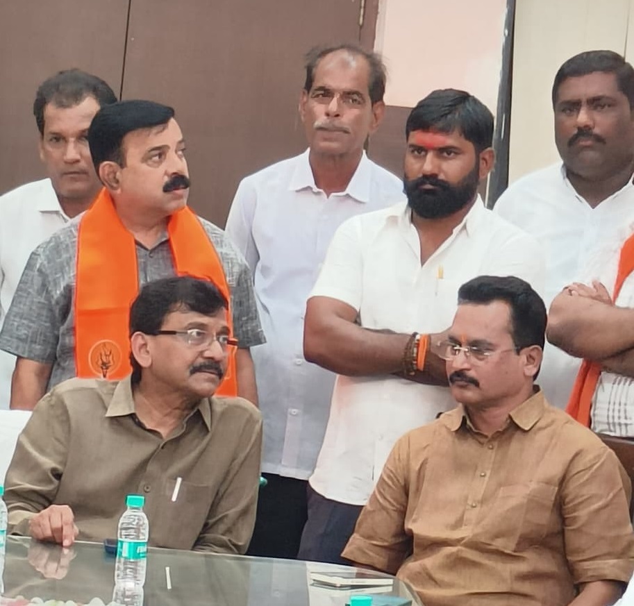 कळमेश्वर येथील विश्रामगृहात शिवसेना (उद्धव बाळासाहेब ठाकरे) पक्षाच्या पदाधिकारी व कार्यकर्त्यांना मार्गदर्शन करताना खासदार संजय राऊत.