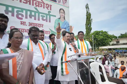 मोर्चाला संबोधित करताना विजय वडेट्टीवार