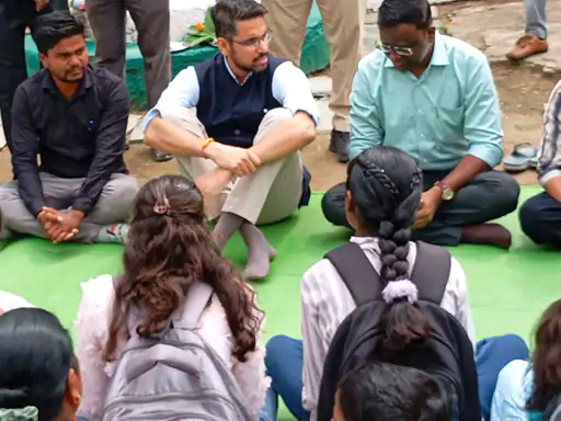 विद्यार्थिनीच्या व्यथेवर जिल्हाधिकाऱ्यांची तत्परता; थेट गावात पोहोचून एसटी बस सेवा सुरू