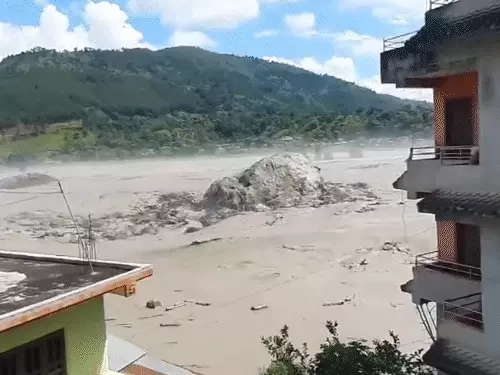 नेपाळमध्ये महापुराचा कहर; भूस्खलनामुळे 5.2 तीव्रतेएवढा धक्का