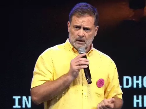 पुण्यातील AISSMS (ऑल इंडिया श्री शिवाजी मेमोरियल सोसायटी) कॉलेजच्या मैदानावर राहुल गांधींनी विद्यार्थिनींशी संवाद साधला होता.