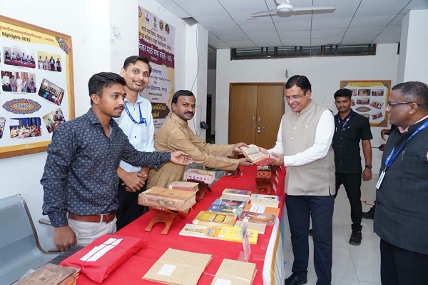 कालिदास संस्कृत विद्यापीठात महानुभावीय मराठी हस्तलिखित प्रदर्शनाला उत्स्फूर्त प्रतिसाद